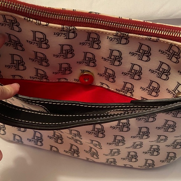 Dooney & Bourke Black and Cream Patterned Shoulder Bag - Picture 3 of 12